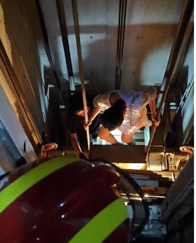 South bank a community of 9 people trapped in the high-rise elevator, fire emergency rescue